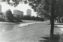 502785 Gezicht in het Park Transwijk te Utrecht, met op de achtergrond enkele flatgebouwen aan de Beneluxlaan.